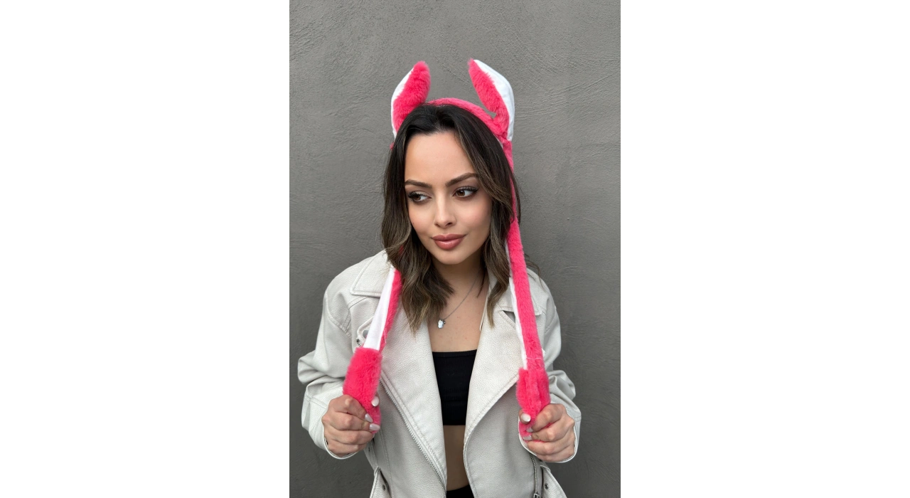 Koyu Pembe Renk Kulakları Oynayan Peluş Taç