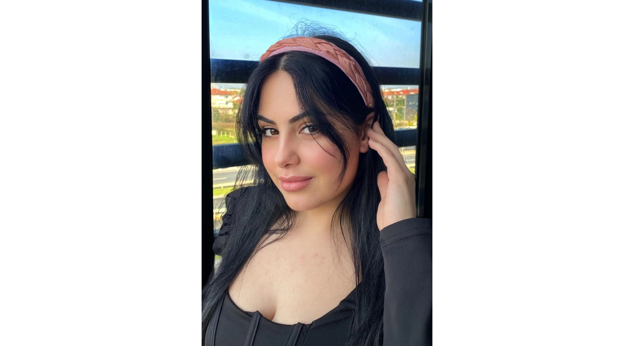 Koyu Pembe Renk Örgü Detaylı Taç