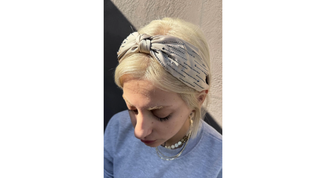 Krem Renk Düğüm Detaylı Taşlı Taç