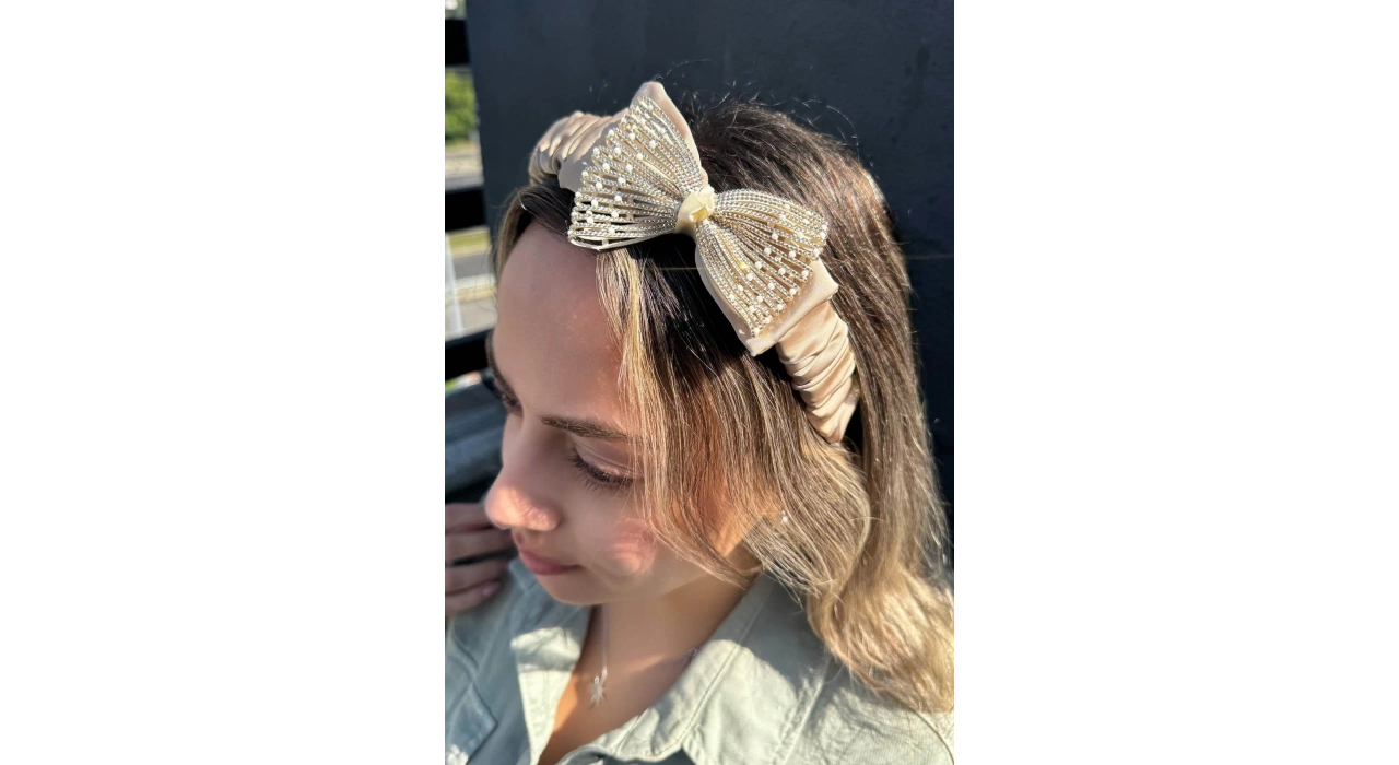 Krem Renk Kurdele Detaylı Taç