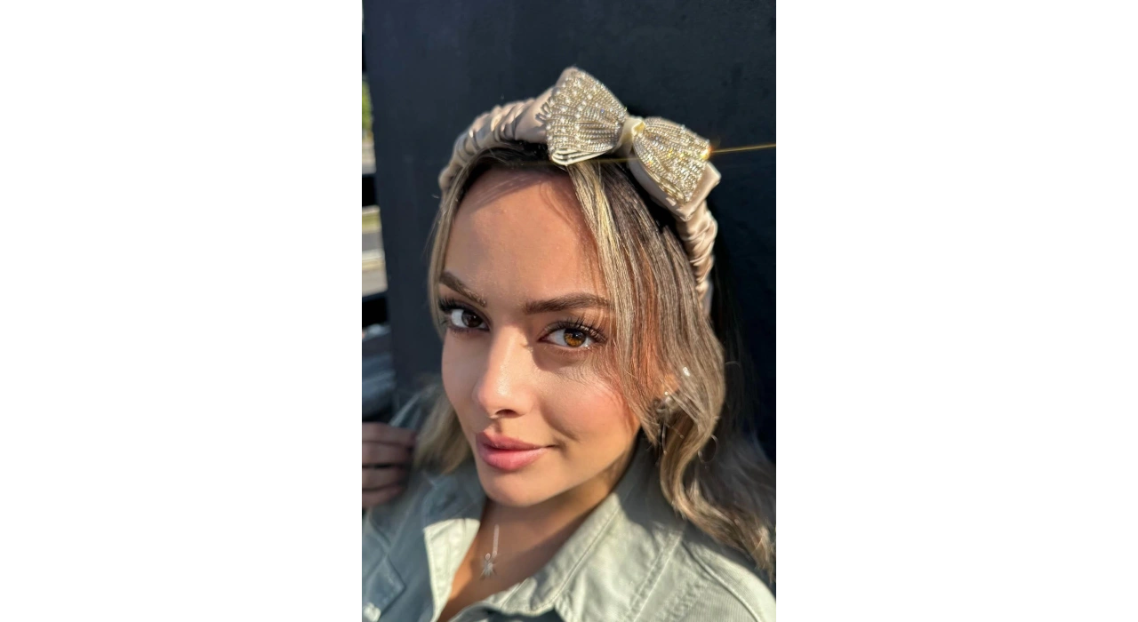 Krem Renk Kurdele Detaylı Taç