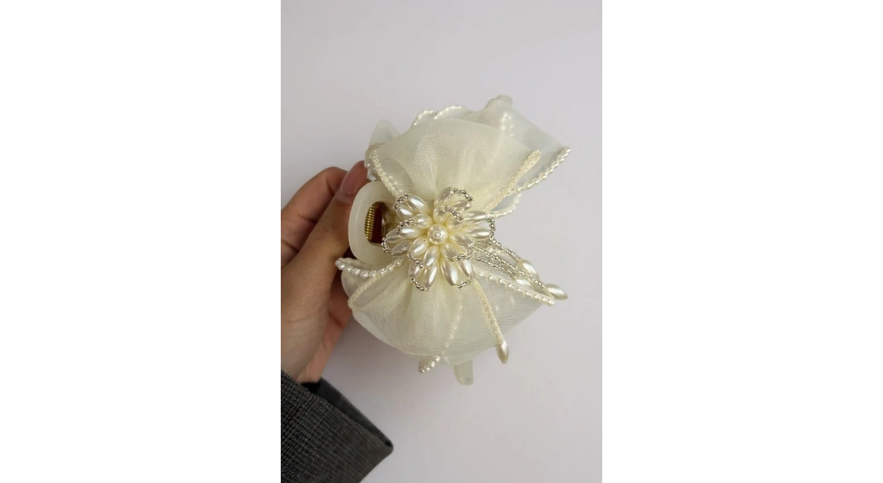 Krem Renk Kurdele Figürlü İnci Detaylı Mandal Toka