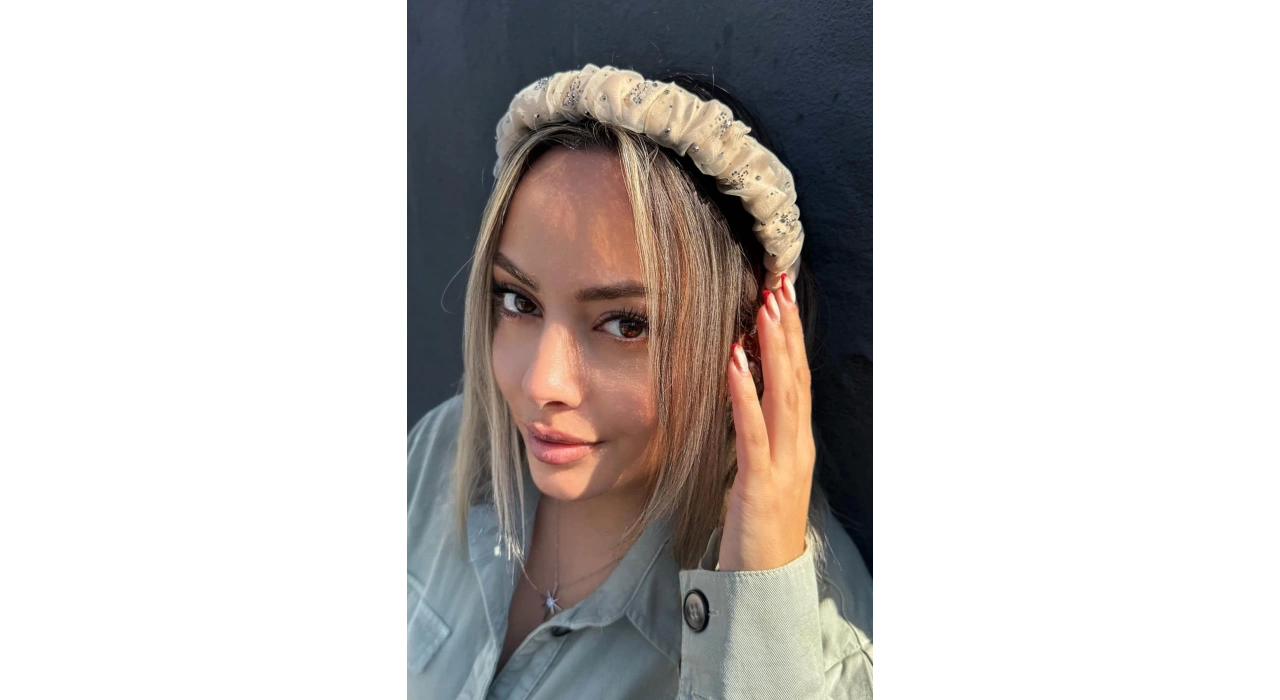 Krem Renk Taş Detaylı Büzgülü Taç