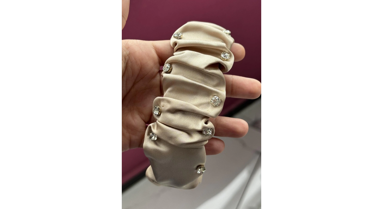 Krem Renk Taş Detaylı Saten Taç