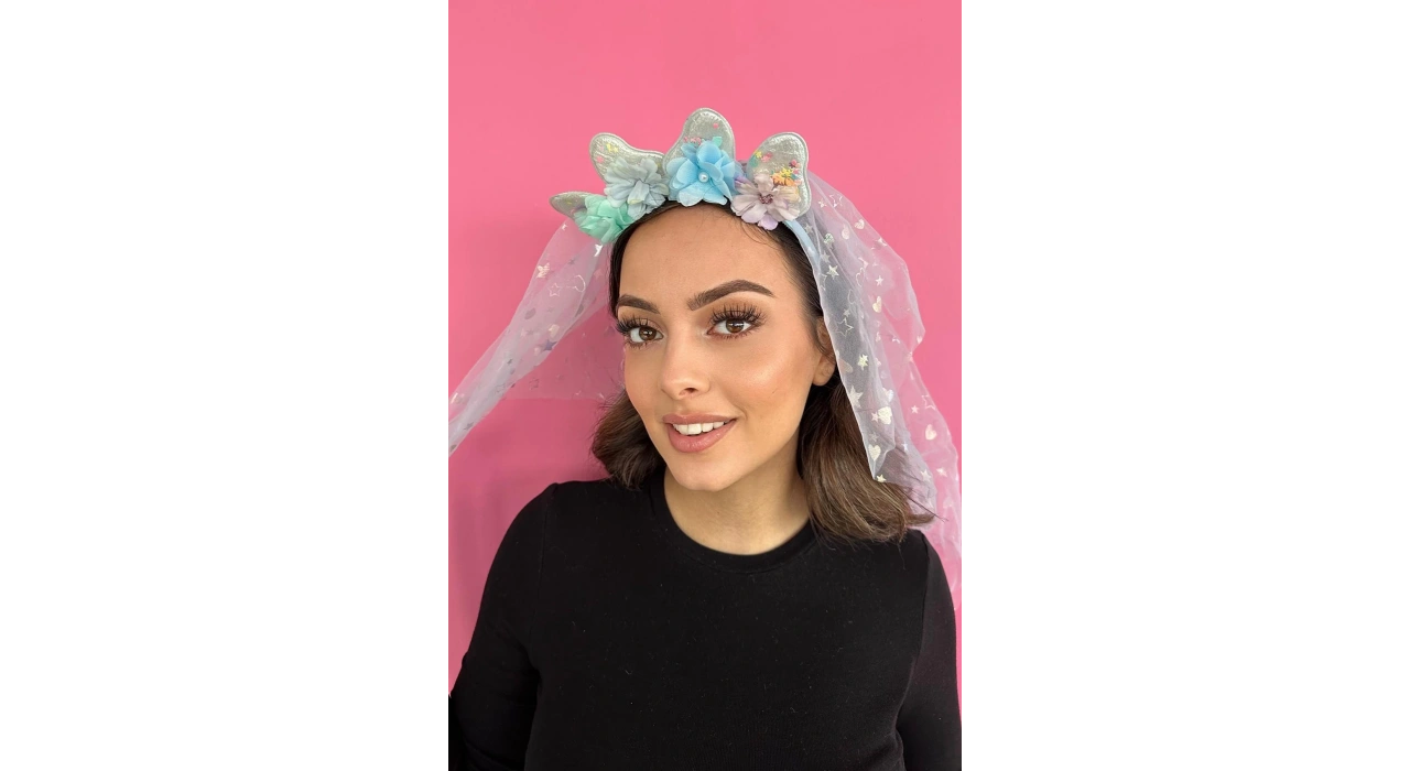 Mavi Renk Çiçek Figürlü Tül Detaylı Taç