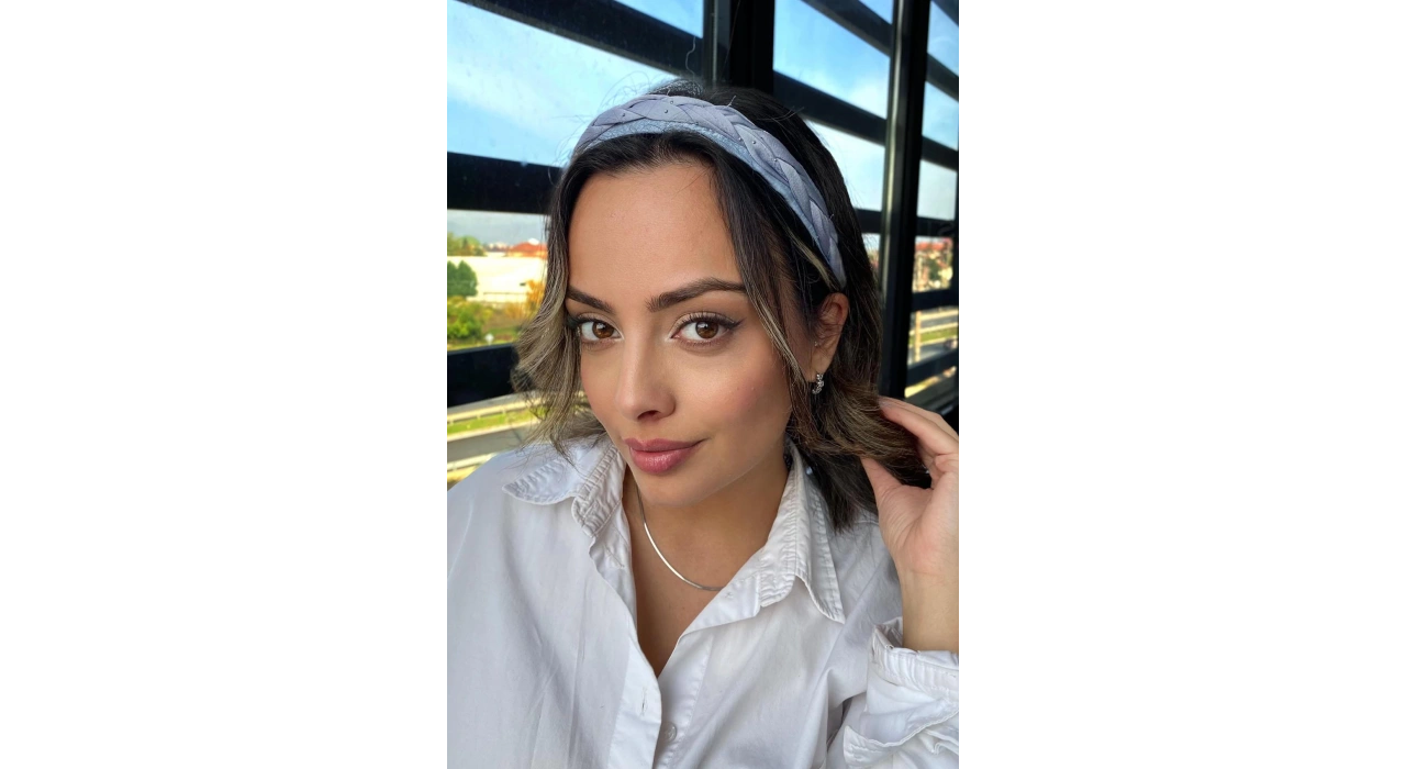 Mavi Renk Örgü Detaylı Taç