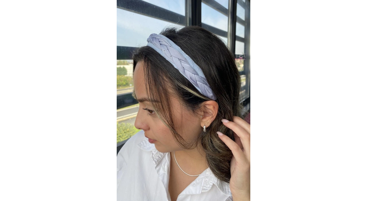 Mavi Renk Örgü Detaylı Taç