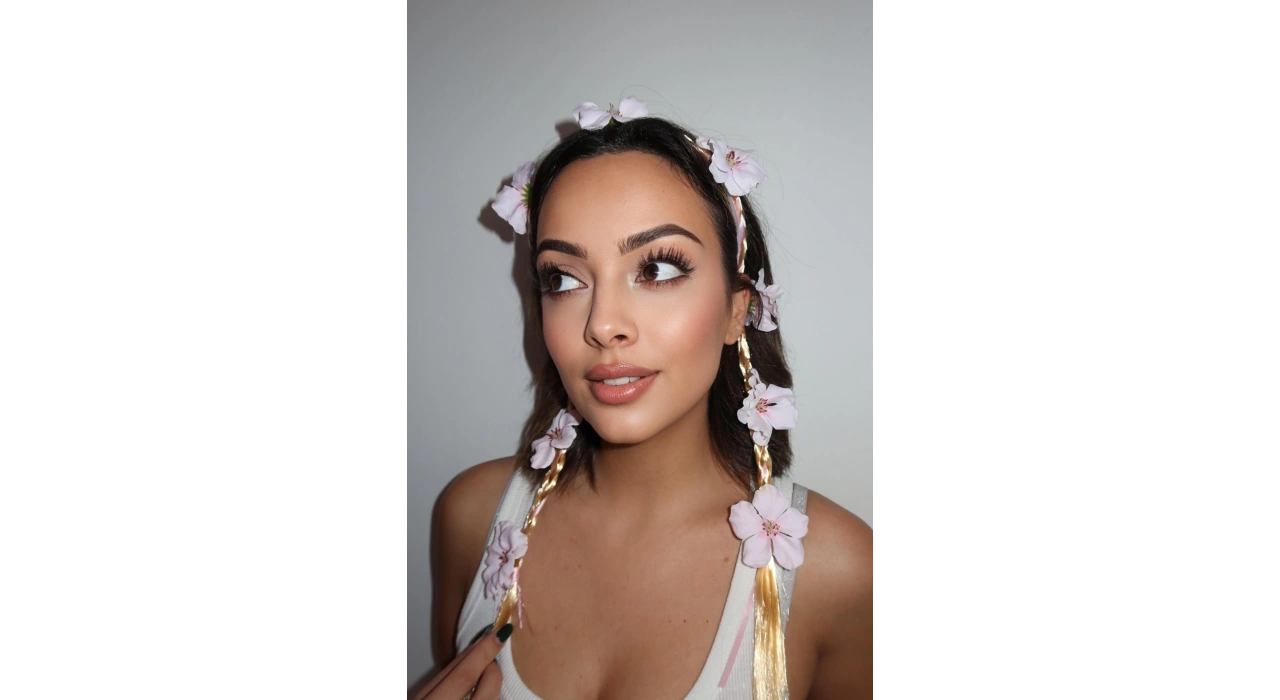 Pembe Renk Çiçek Figürlü Örgü Saçlı Çocuk Taç