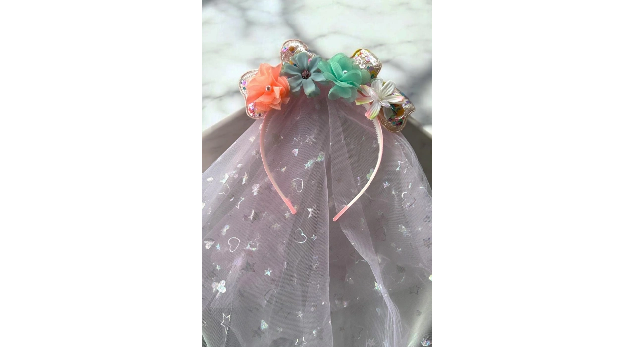 Pembe Renk Çiçek Figürlü Tül Detaylı Taç