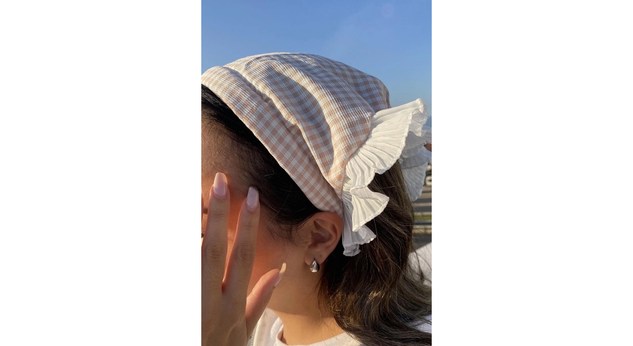 Pembe Renk Fular Detaylı Pötikare Desenli Taç