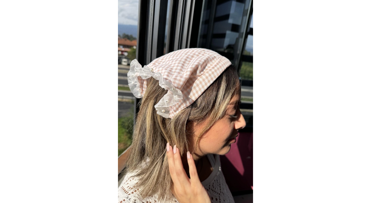 Pembe Renk Fular Detaylı Pötikare Desenli Taç