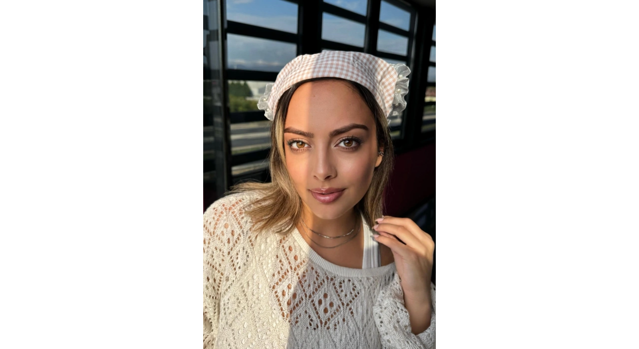 Pembe Renk Fular Detaylı Pötikare Desenli Taç