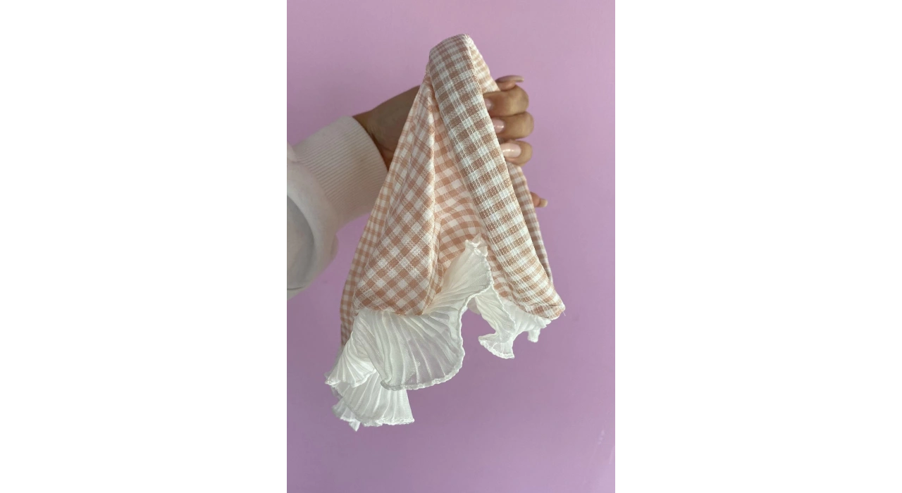 Pembe Renk Fular Detaylı Pötikare Desenli Taç