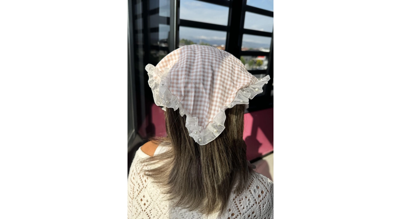 Pembe Renk Fular Detaylı Pötikare Desenli Taç