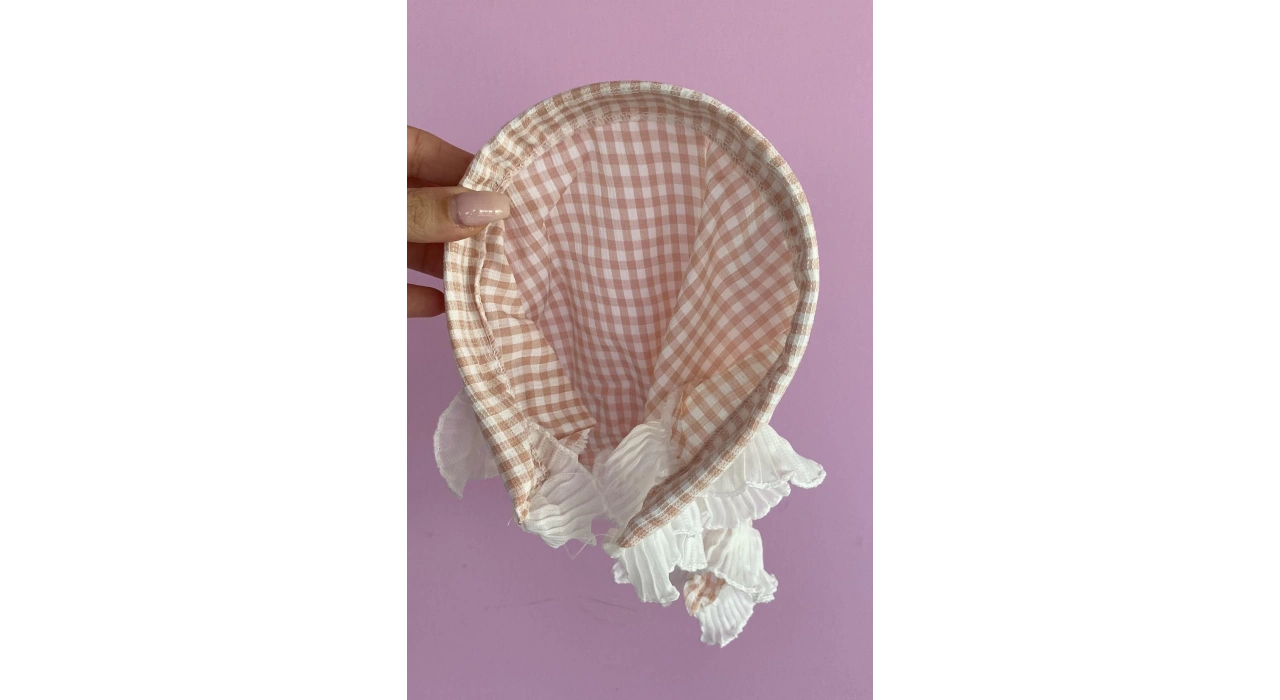 Pembe Renk Fular Detaylı Pötikare Desenli Taç