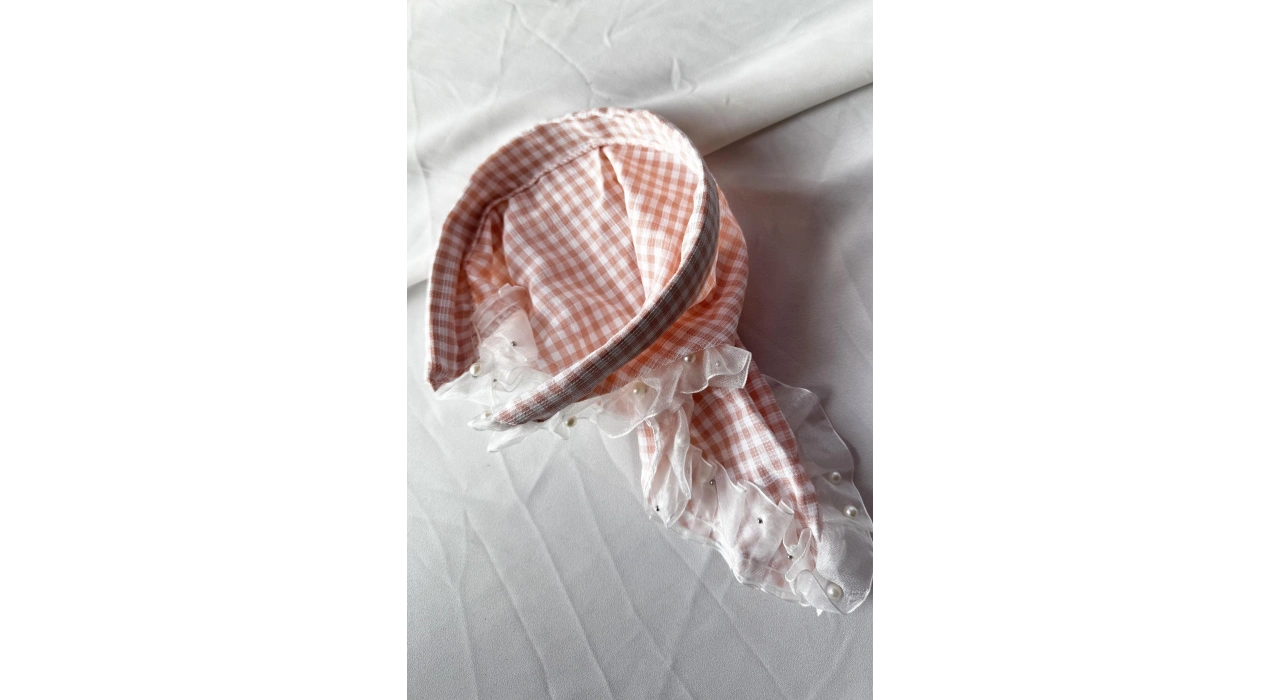 Pembe Renk Fular Detaylı Pötikare Desenli Taç