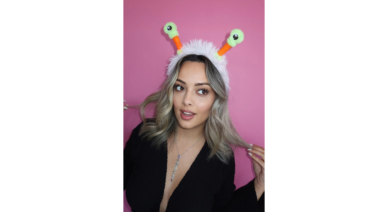 Pembe Renk Kulakları Oynayan Işıklı Peluş Taç