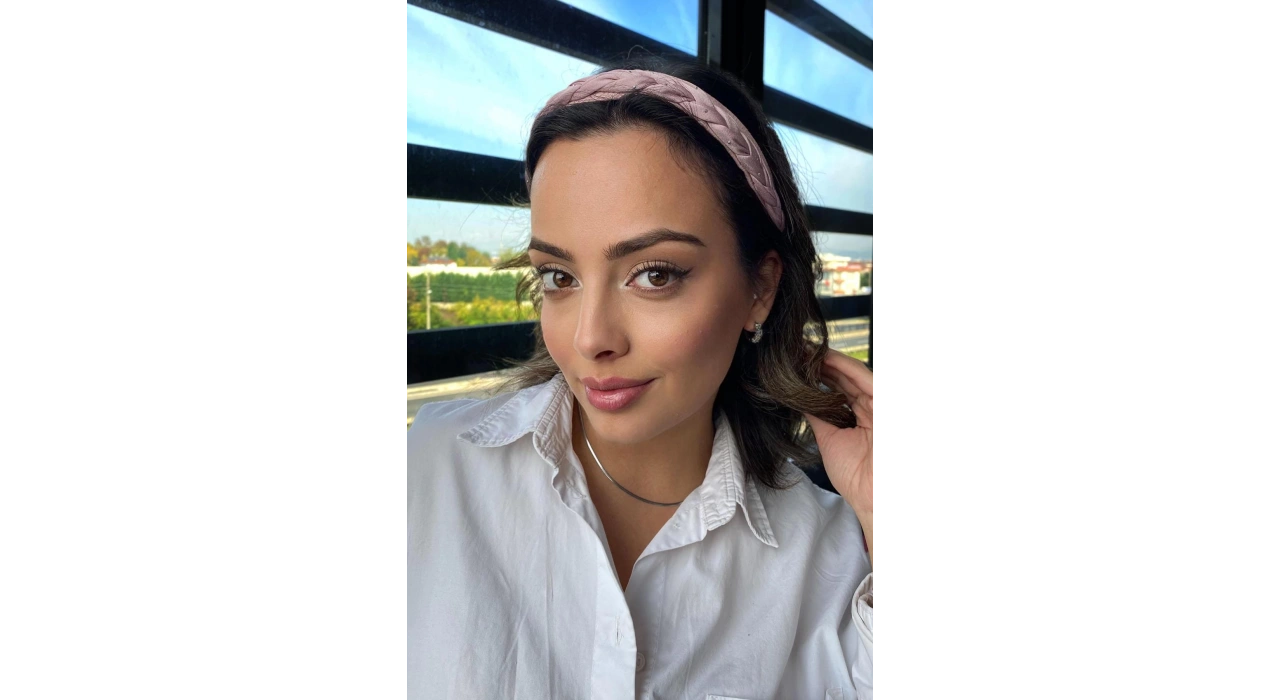 Pembe Renk Örgü Detaylı Taç