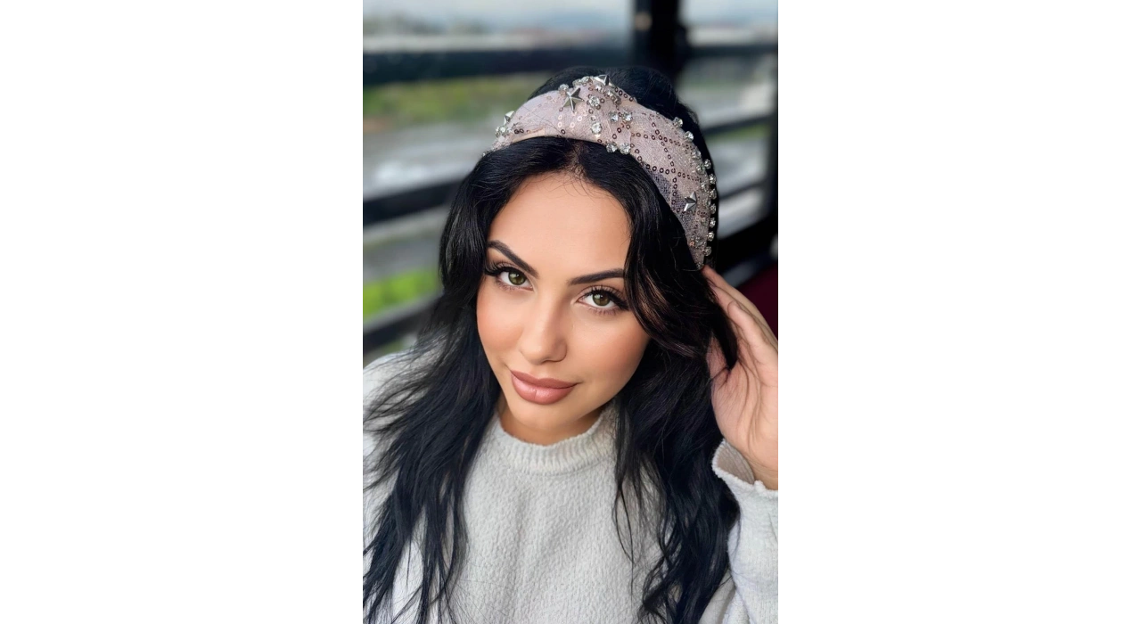 Pembe Renk Taş Ve Yıldız Detaylı Taç