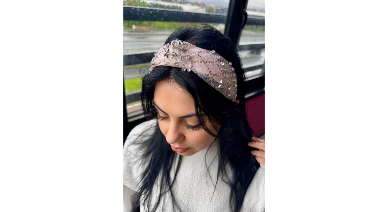 Pembe Renk Taş Ve Yıldız Detaylı Taç