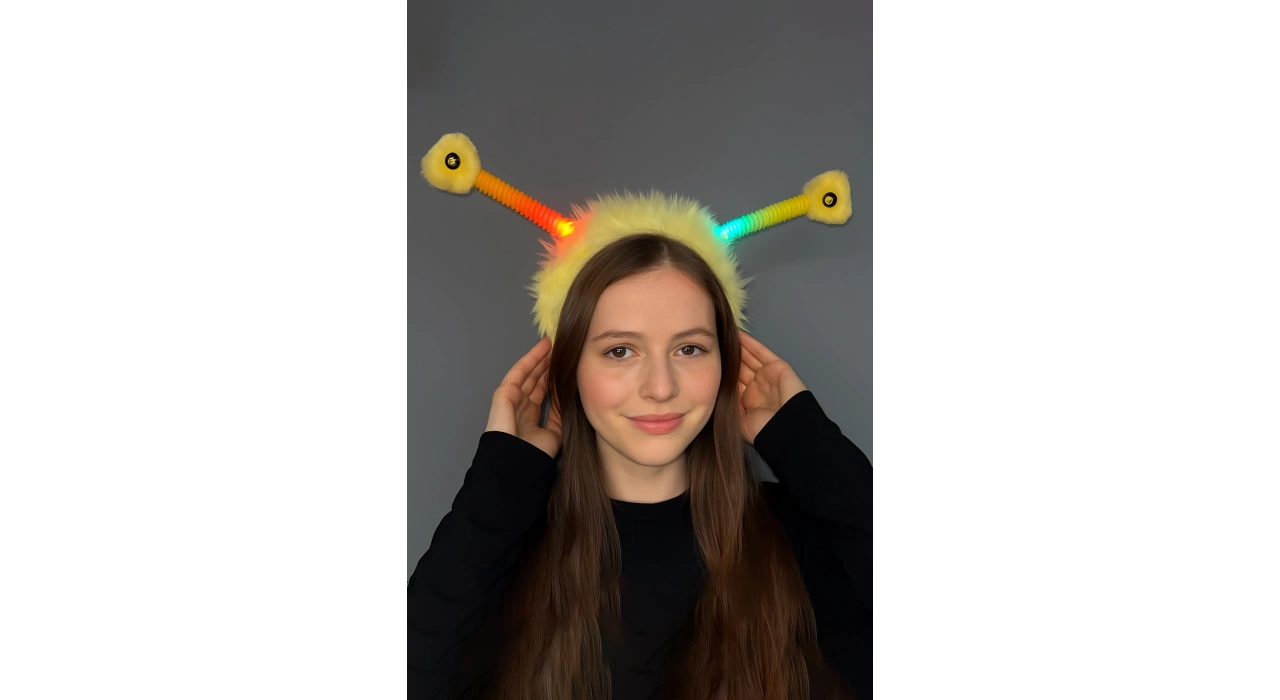 Sarı Renk Kulakları Oynayan Işıklı Peluş Taç