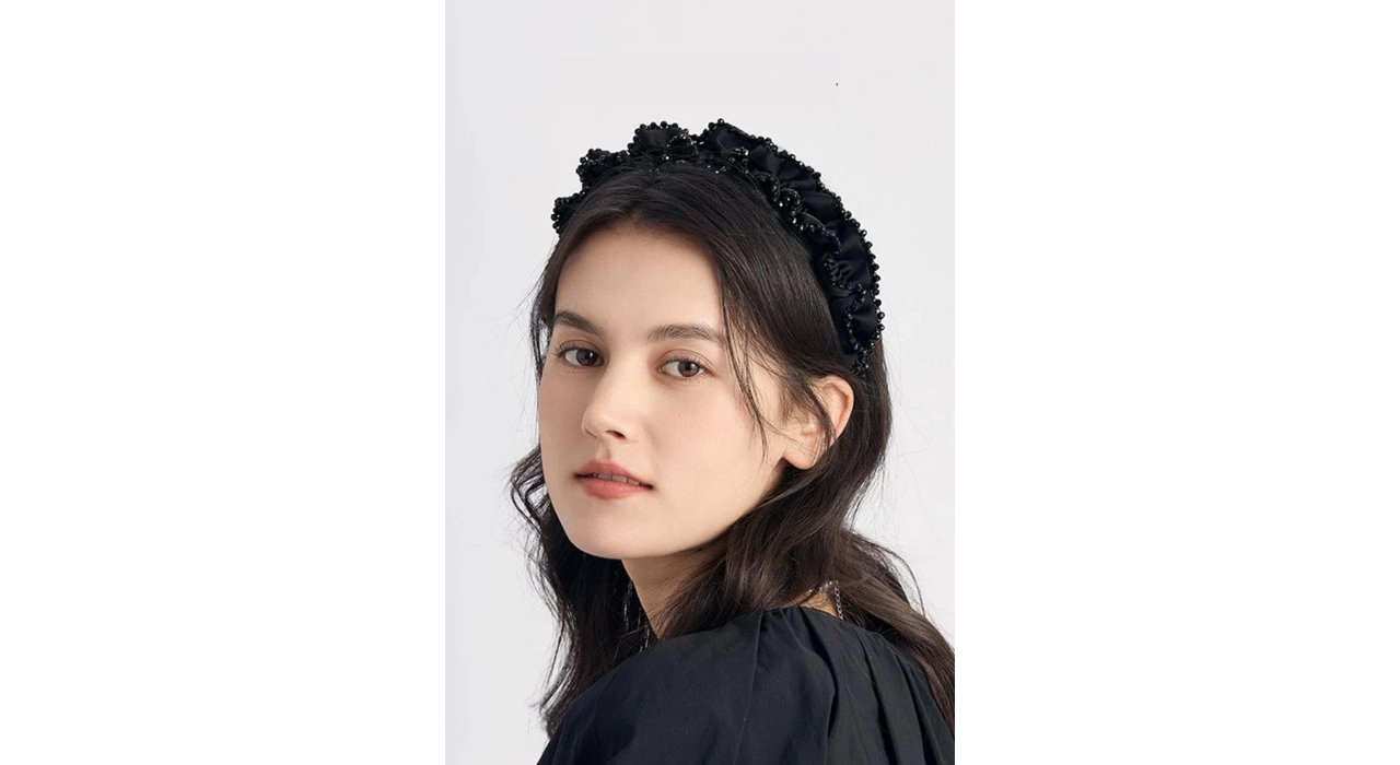 Siyah Renk Boncuk Detaylı Taç