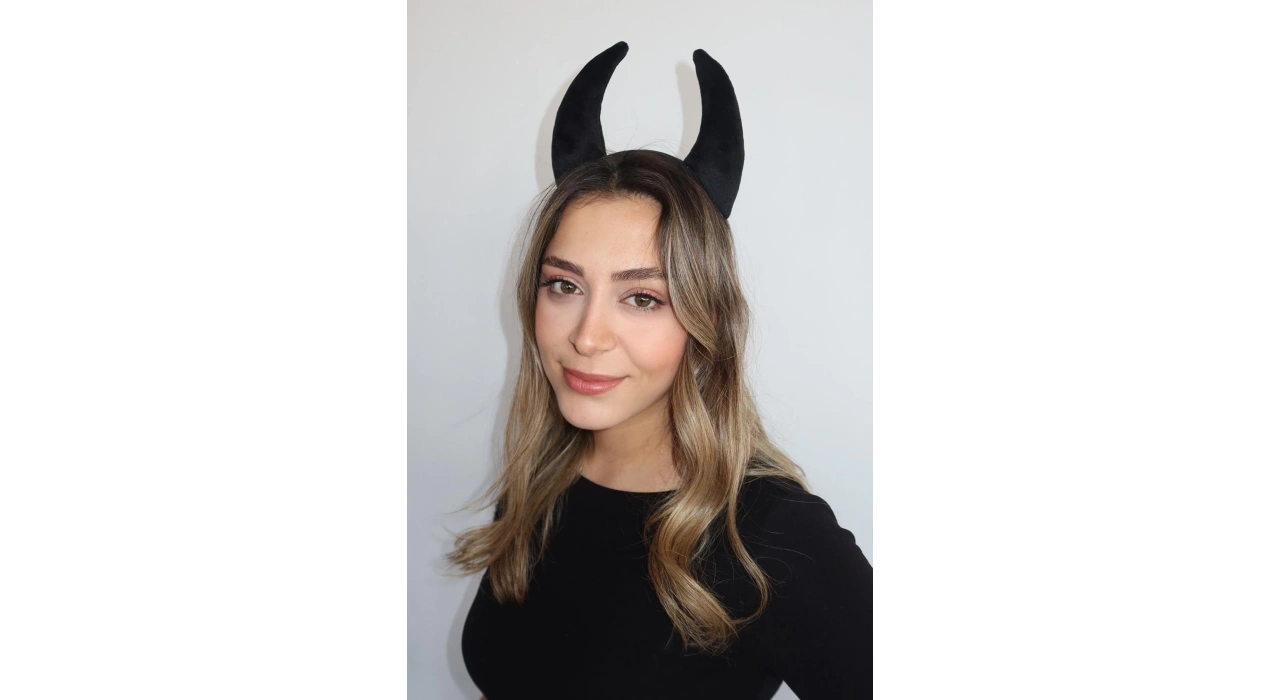 Siyah Renk Boynuz Detaylı Taç