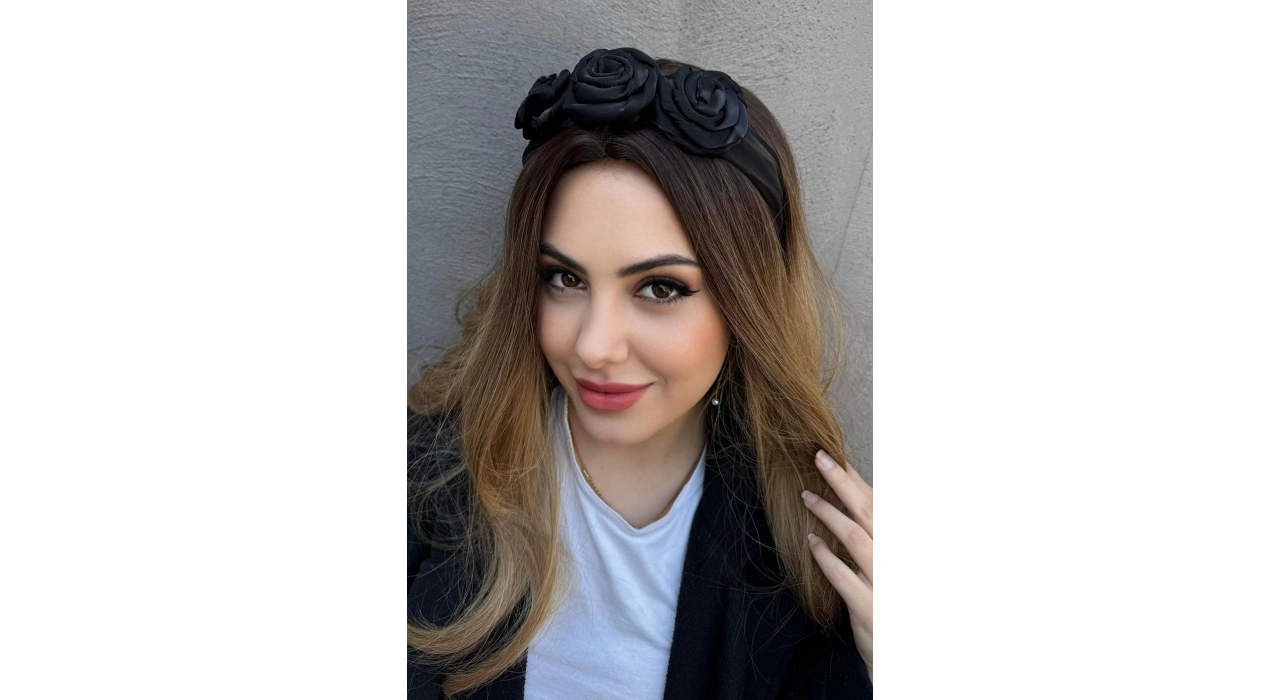 Siyah Renk Gül Detaylı Taç