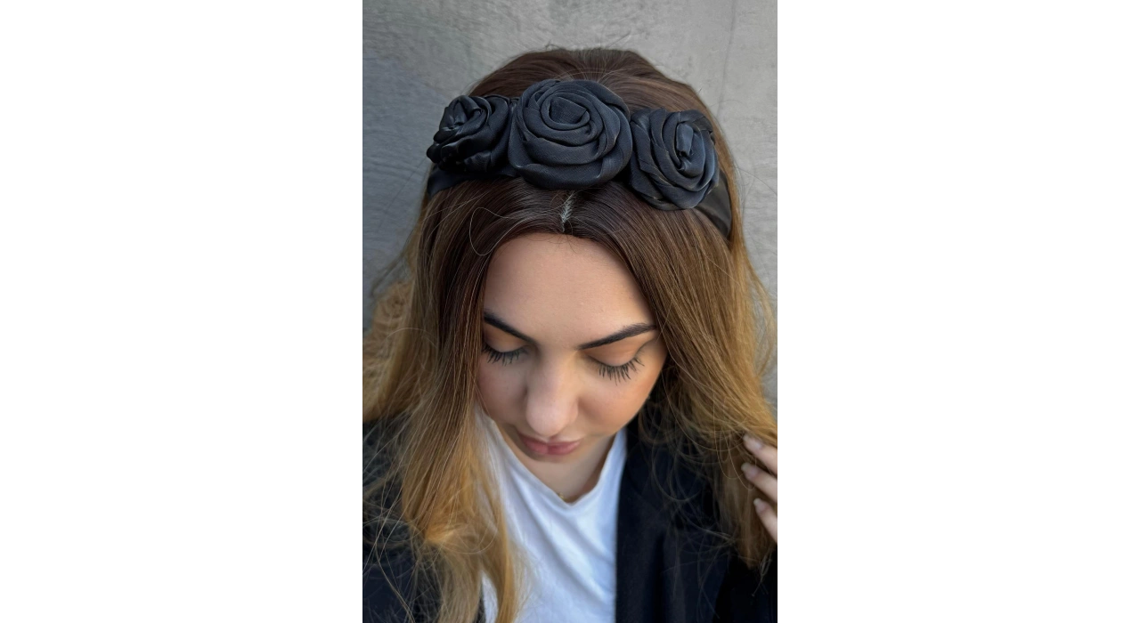 Siyah Renk Gül Detaylı Taç