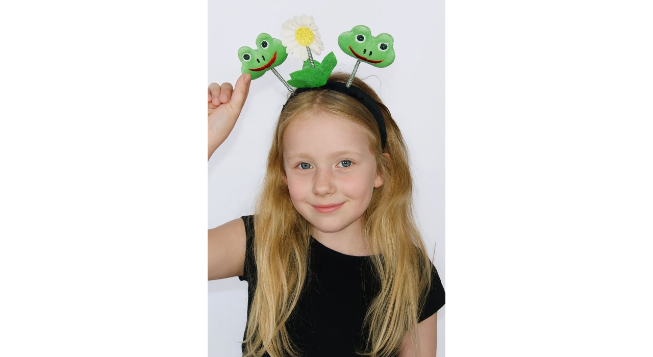 Siyah Renk Kurbağa Ve Papatya Figürlü Taç