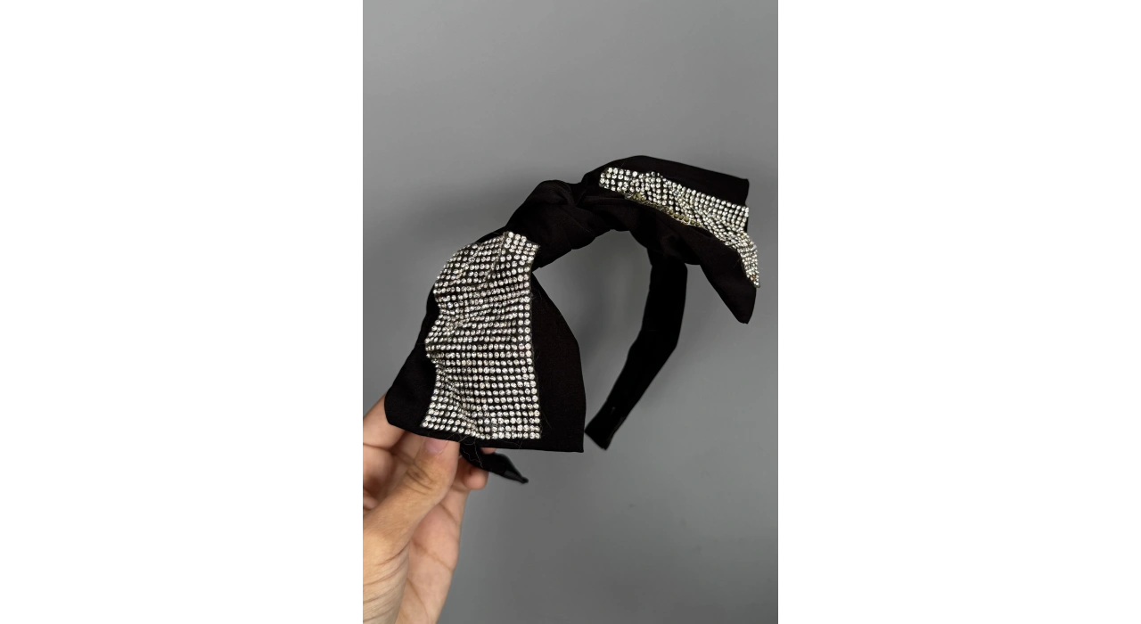 Siyah Renk Kurdele Figürlü Taş Detaylı Saten Taç