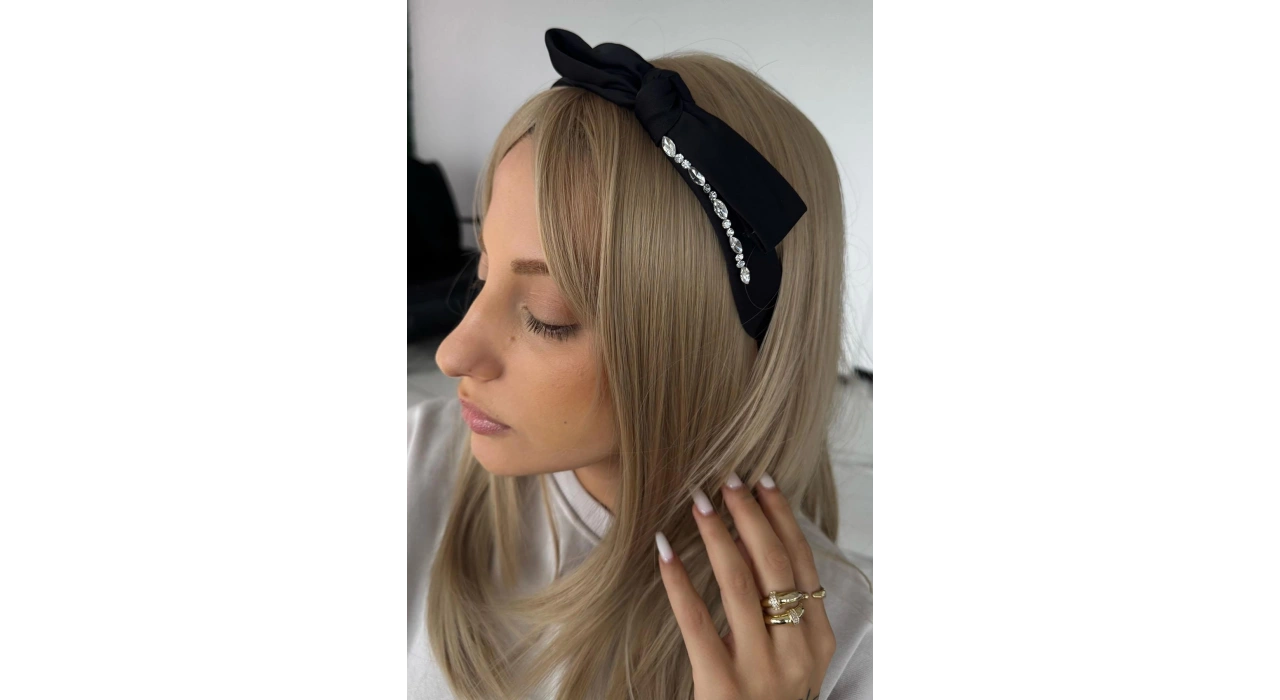 Siyah Renk Kurdele Figürlü Taş Detaylı Taç