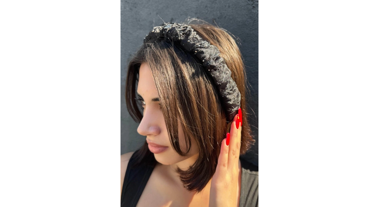 Siyah Renk Taş Detaylı Büzgülü Taç