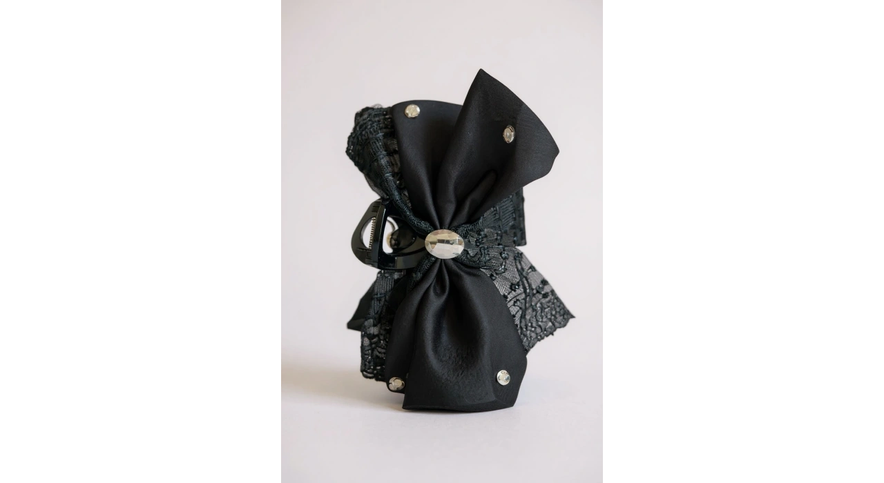 Siyah Renk Taş Detaylı Kurdele Figürlü Mandal Toka