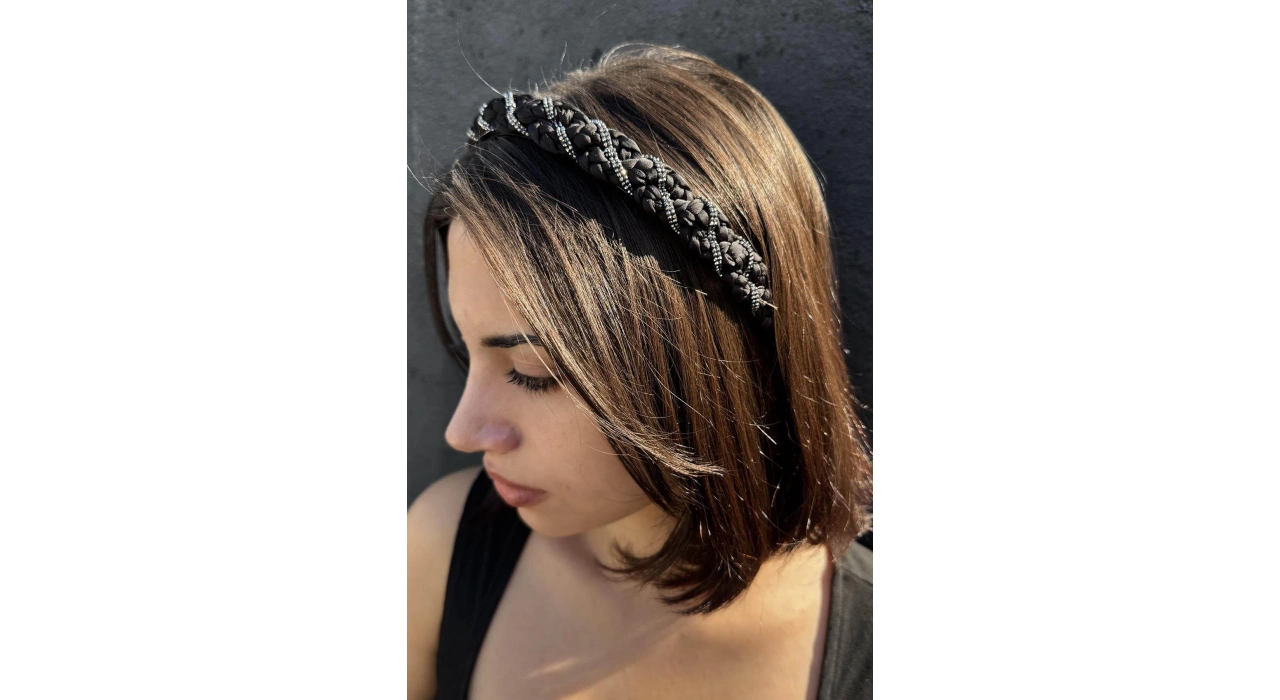 Siyah Renk Taş Detaylı Taç