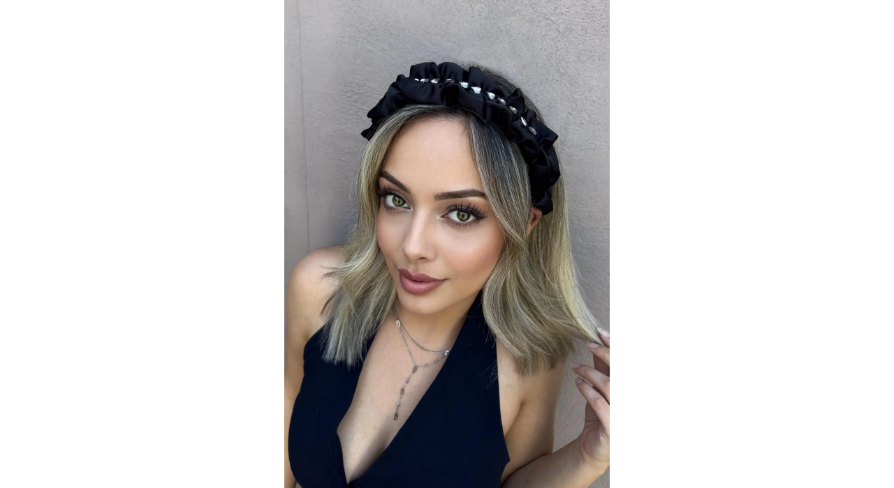 Siyah Renk Taş Detaylı Taç