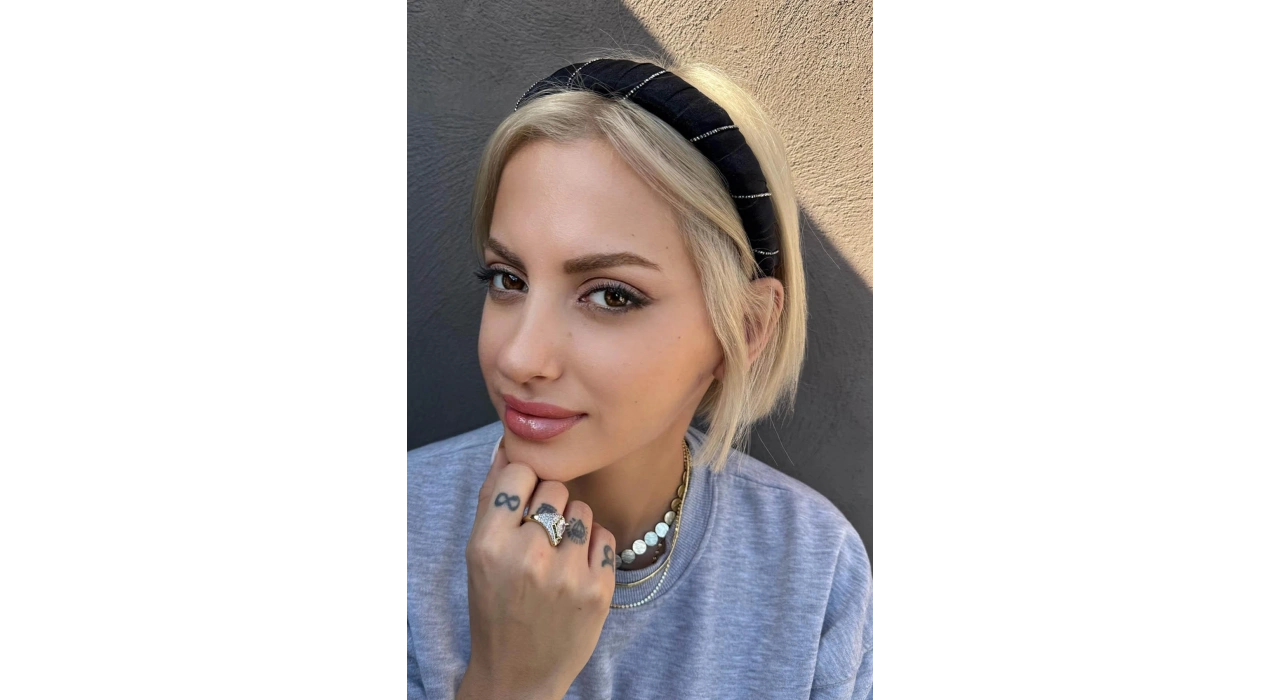 Siyah Renk Taş Detaylı Taç