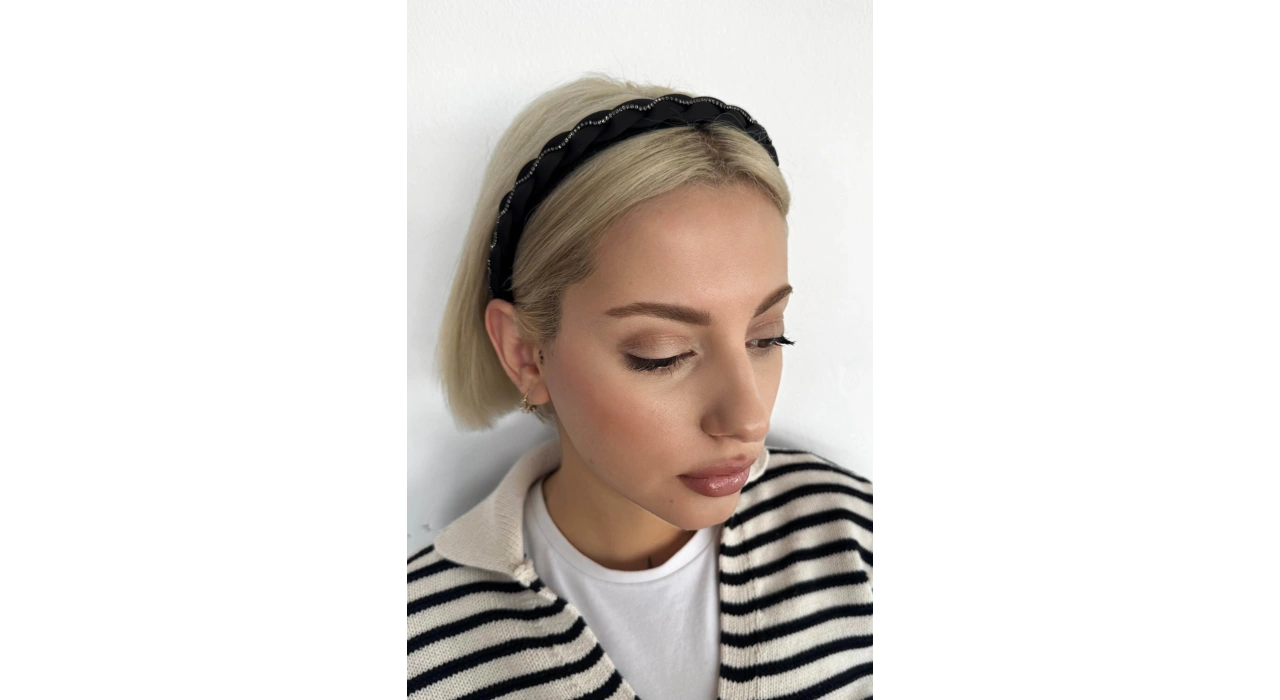 Siyah Renk Taş Detaylı Taç