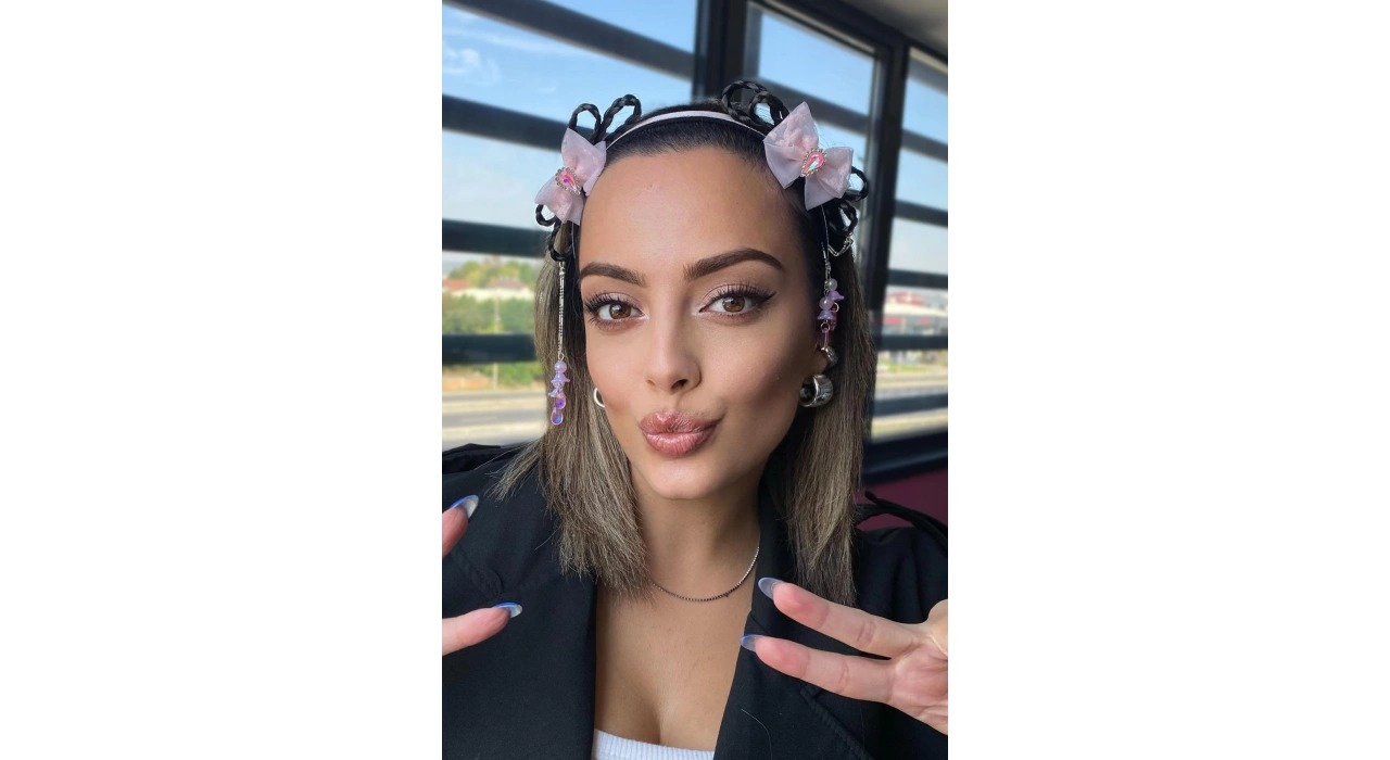 Siyah Renk Taş Detaylı Taç