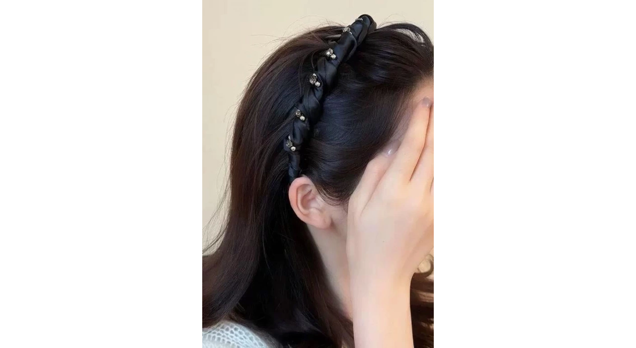 Siyah Renk Taş Detaylı Taç