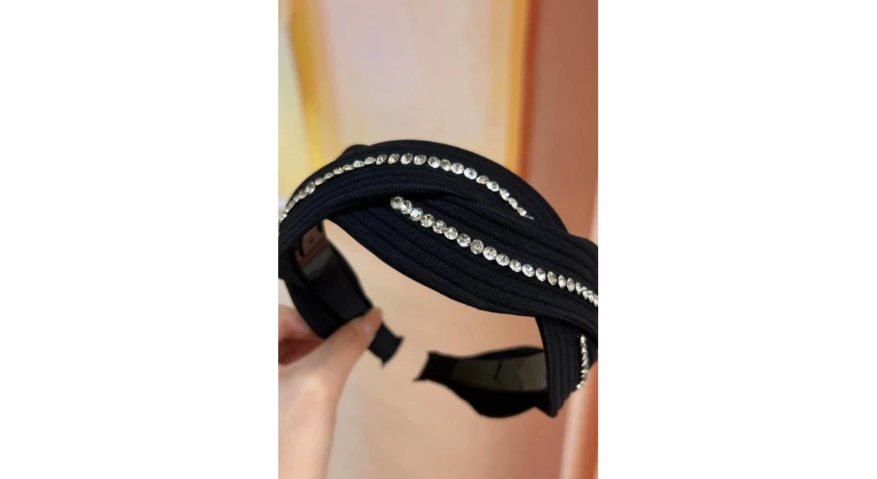 Siyah Renk Taş Detaylı Taç