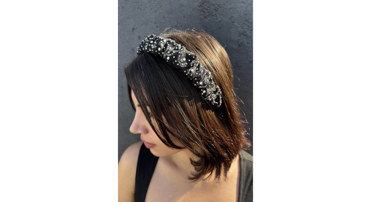 Siyah Renk Taş Detaylı Taç