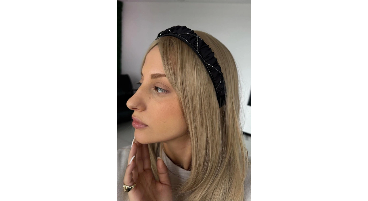 Siyah Renk Taş Detaylı Taç