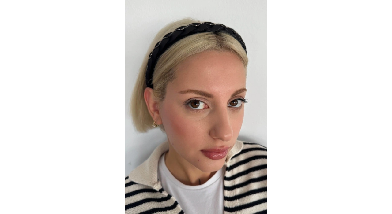 Siyah Renk Taş Detaylı Taç