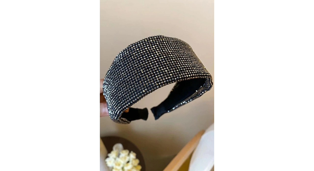 Siyah Renk Taş Detaylı Taç