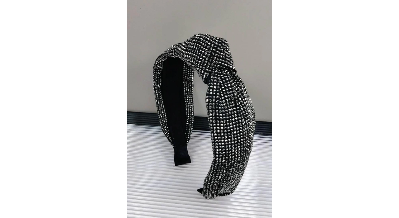 Siyah Renk Taş Detaylı Taç