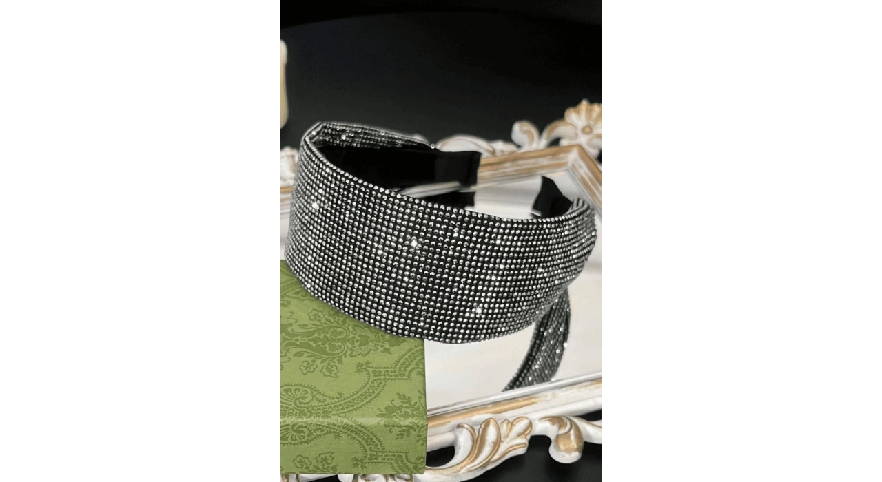 Siyah Renk Taş Detaylı Taç