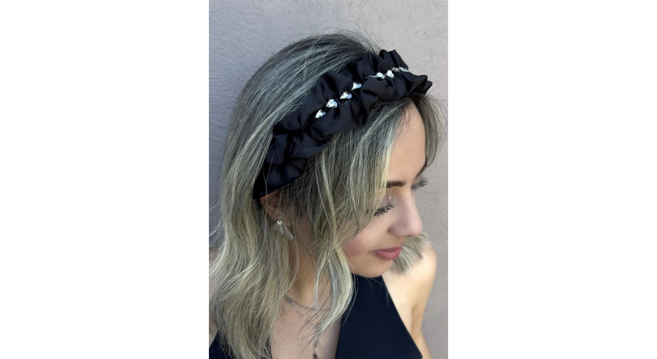 Siyah Renk Taş Detaylı Taç