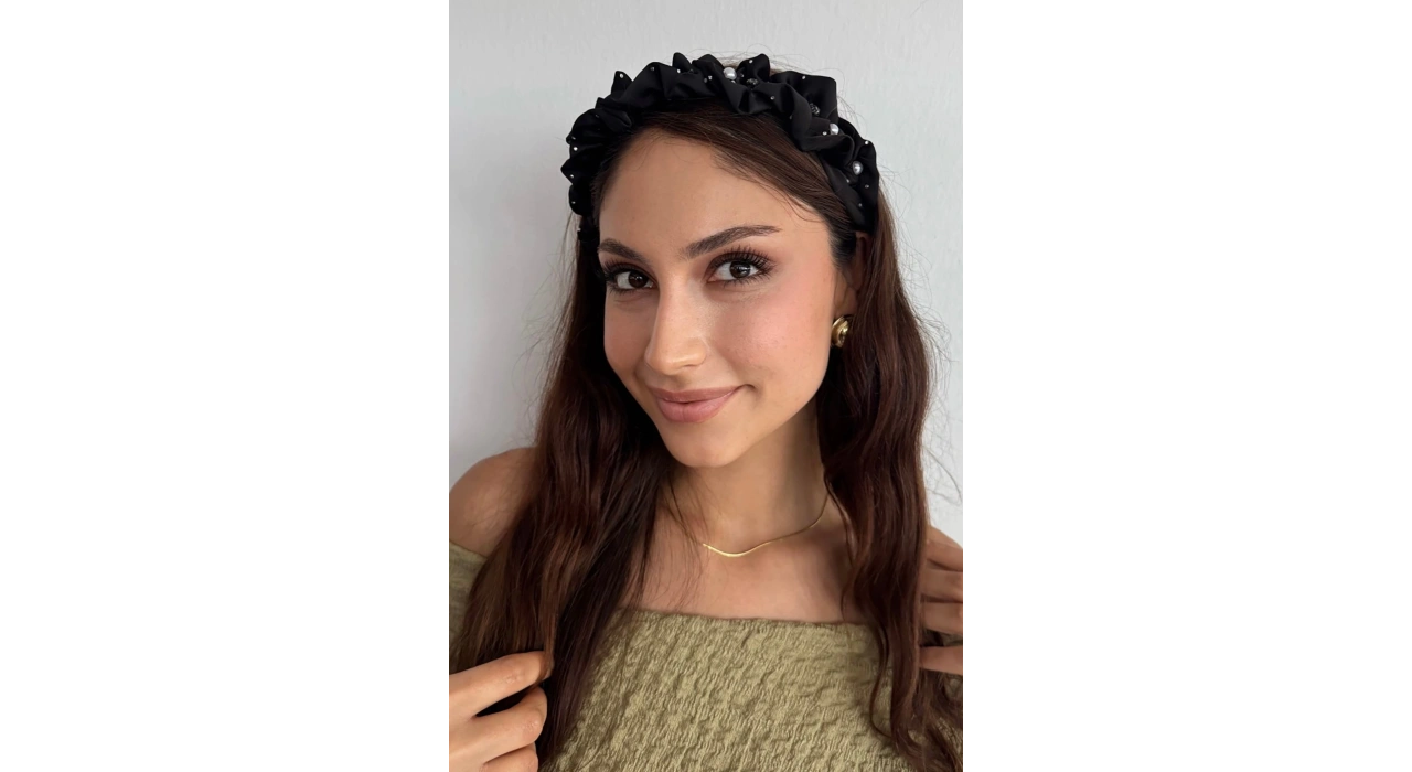 Siyah Renk Taş Ve İnci Detaylı Taç