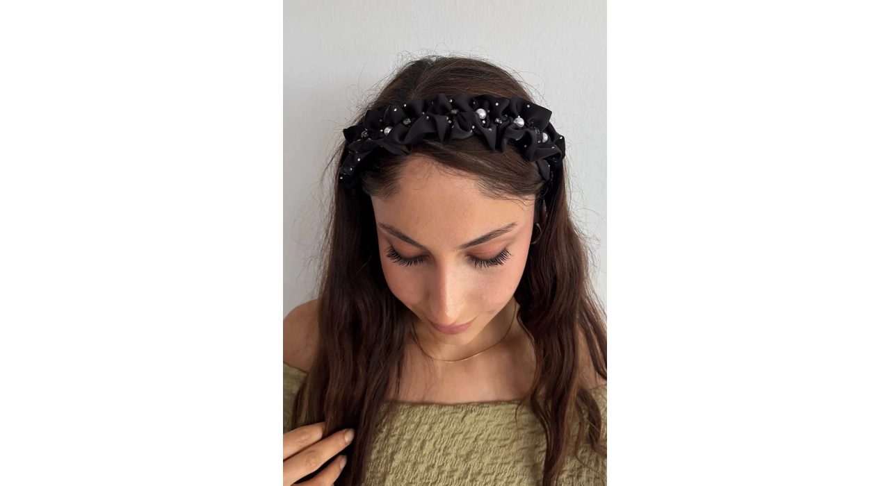 Siyah Renk Taş Ve İnci Detaylı Taç